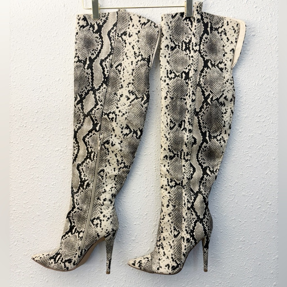 Shoe Dazzle Daphany Tall Snake print boots Size 7